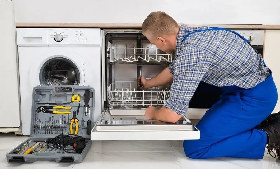 Germencik Electrolux servisi teknisyen ekibi beyaz eşya tamiri yaparken